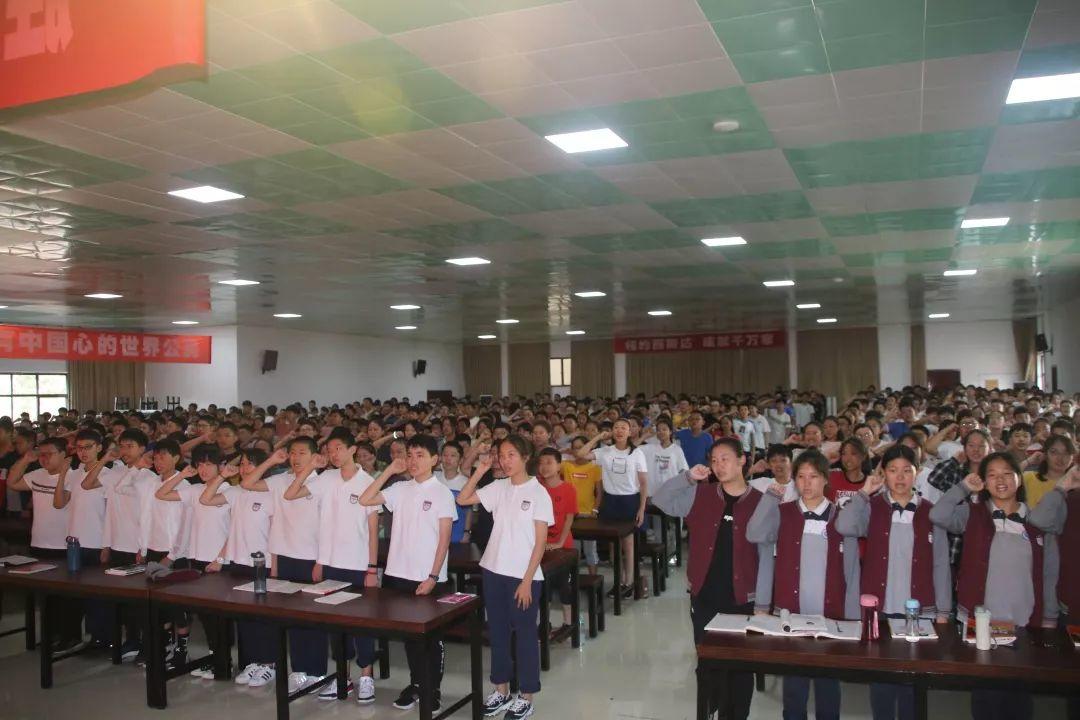 胜利的曙光——304am永利集团官网都会森林学校初中部举行2019年秋季开学仪式