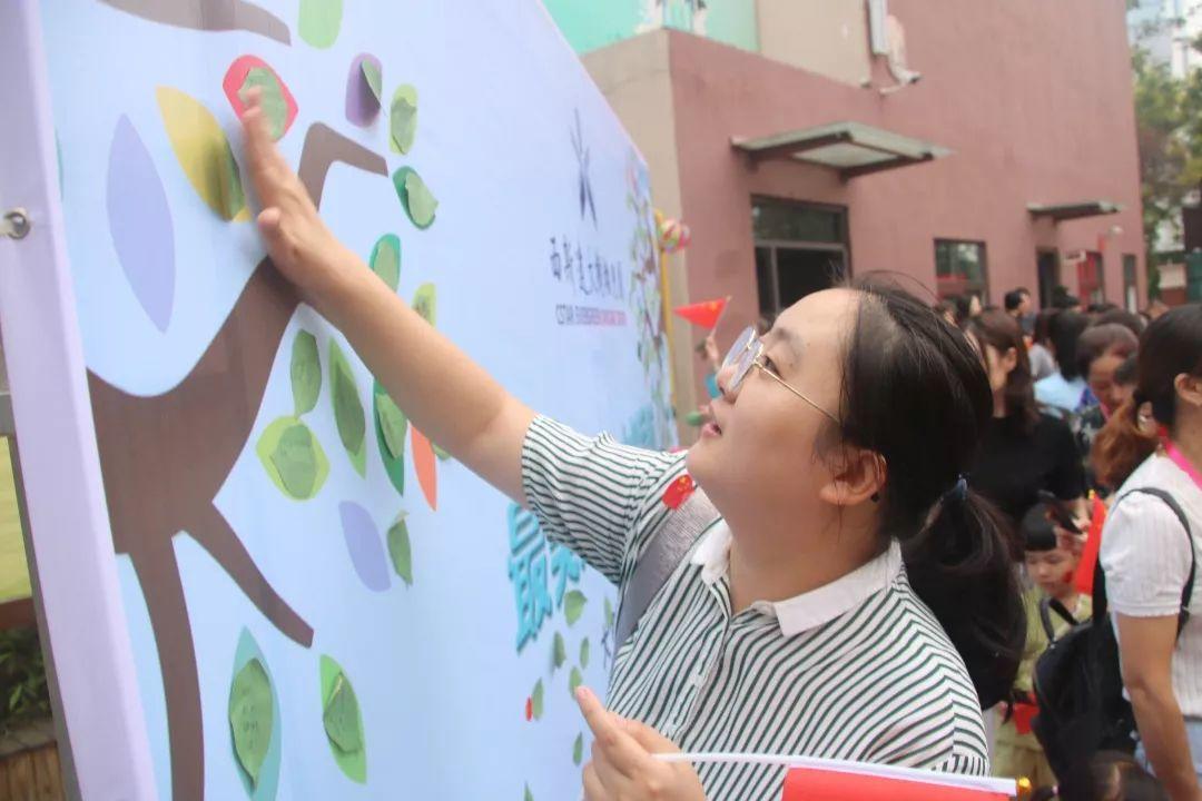 我和国旗同框，，，庆祖国70华诞——304am永利集团官网大树幼儿园盛大举行开学仪式