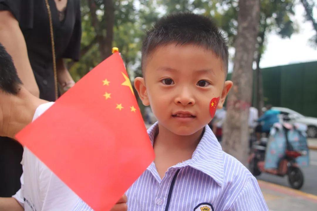 我和国旗同框，，，庆祖国70华诞——304am永利集团官网大树幼儿园盛大举行开学仪式