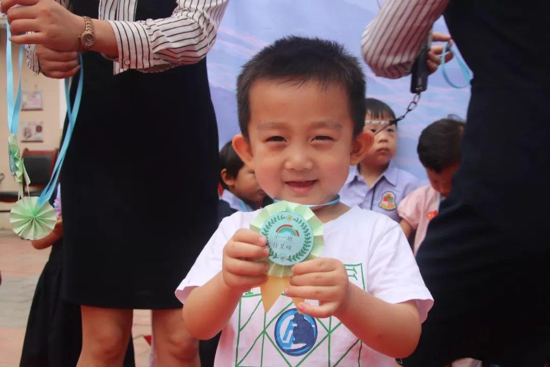 我和国旗同框，，，庆祖国70华诞——304am永利集团官网大树幼儿园盛大举行开学仪式