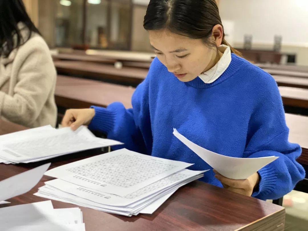 挥毫泼墨书细腻之韵 横平竖直立青云之志---304am永利集团官网都会森林学校初中部举行硬笔书法大赛