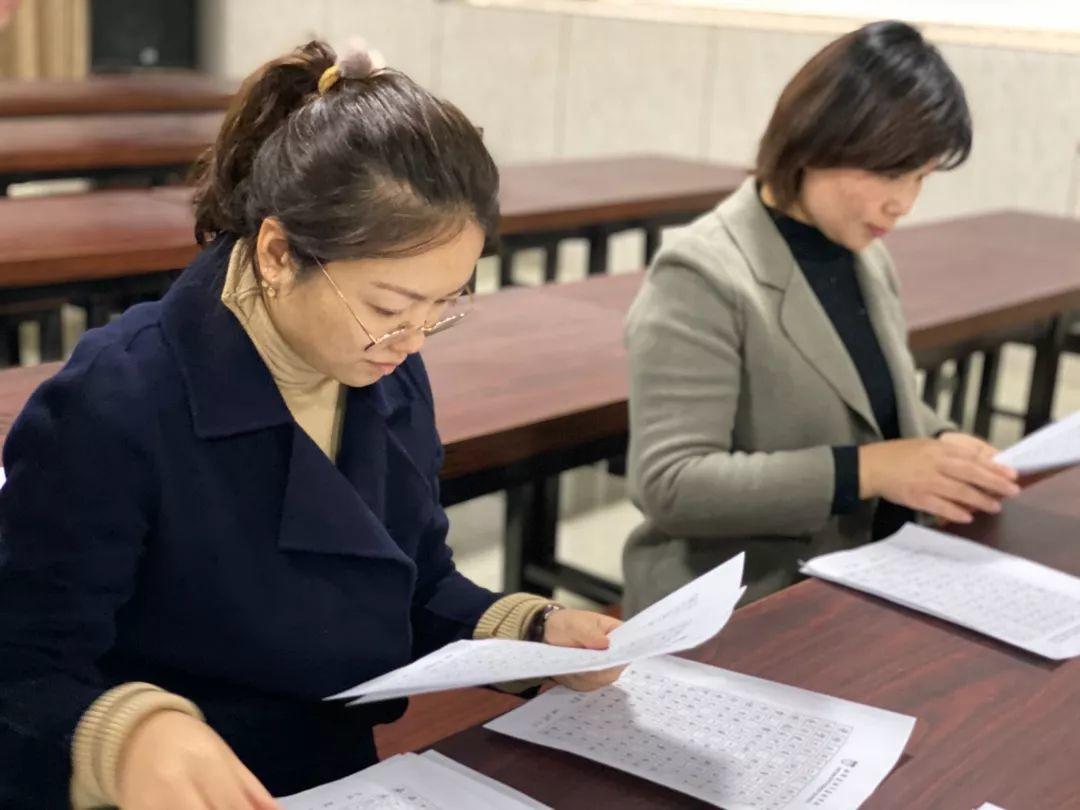 挥毫泼墨书细腻之韵 横平竖直立青云之志---304am永利集团官网都会森林学校初中部举行硬笔书法大赛