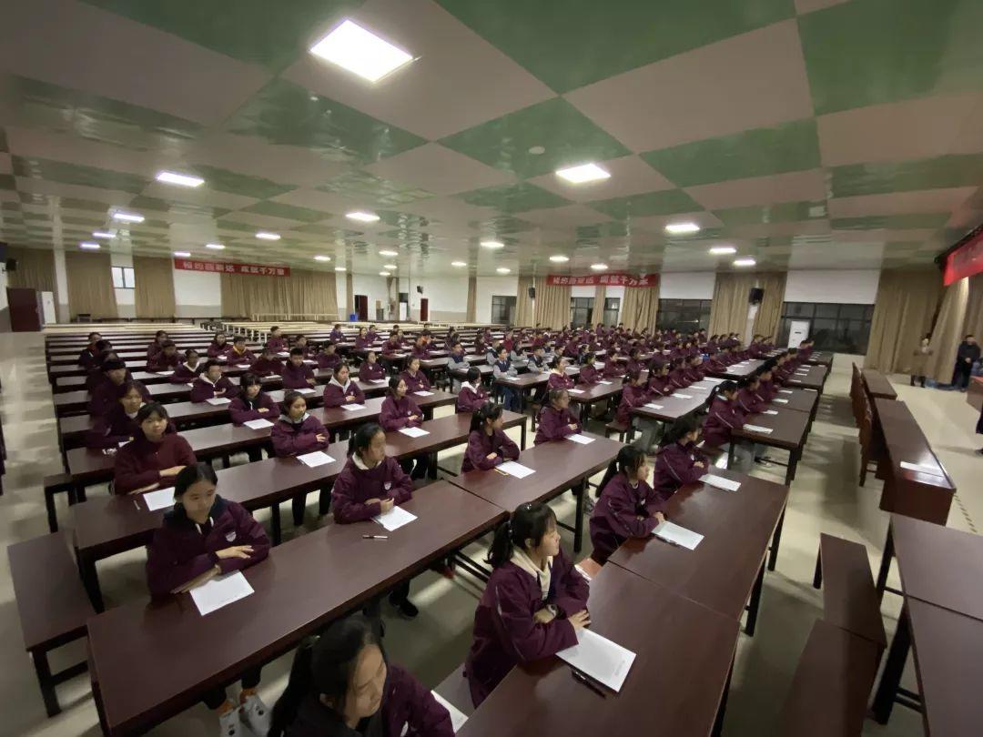 挥毫泼墨书细腻之韵 横平竖直立青云之志---304am永利集团官网都会森林学校初中部举行硬笔书法大赛