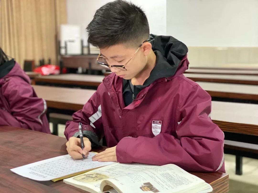 挥毫泼墨书细腻之韵 横平竖直立青云之志---304am永利集团官网都会森林学校初中部举行硬笔书法大赛