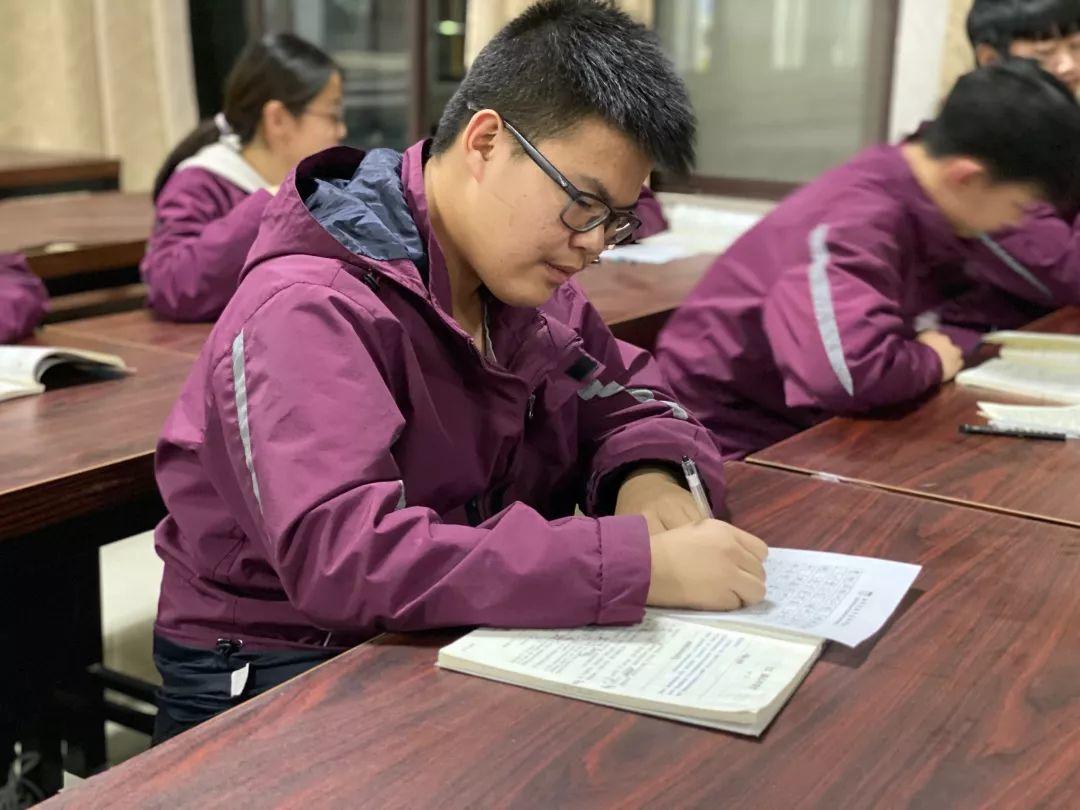 挥毫泼墨书细腻之韵 横平竖直立青云之志---304am永利集团官网都会森林学校初中部举行硬笔书法大赛