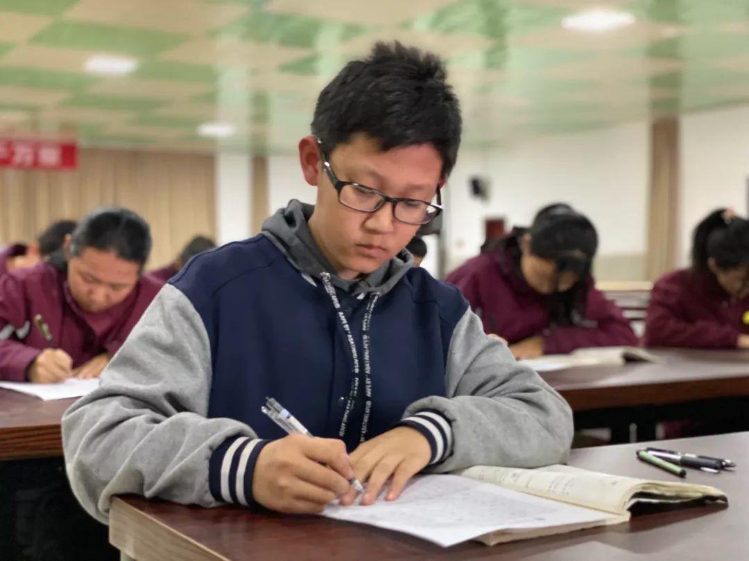 挥毫泼墨书细腻之韵 横平竖直立青云之志---304am永利集团官网都会森林学校初中部举行硬笔书法大赛