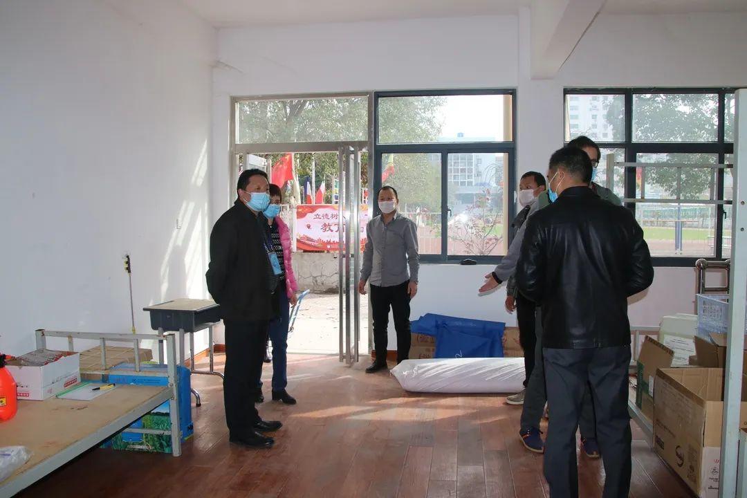 郑州市教育局督导组到304am永利集团官网都会森林学校检查指导疫情防控事情